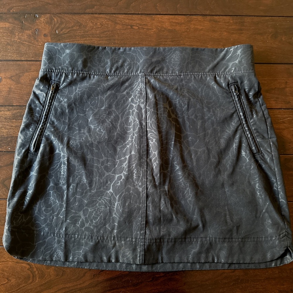 Orvis Skort Womens Large Black Performance Golf‎ Travel Comfort Rose Embossed